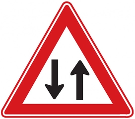 İki Yönlü Trafik Levhası İşareti